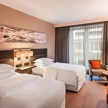Отель Sheraton Airport 4*