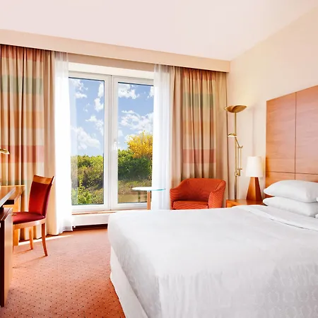 מלון Sheraton Airport 4*